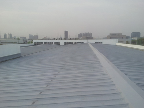 大型聚脲噴涂機(jī)(圖2) 車間彩鋼板屋面聚脲防水工程