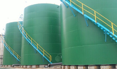 儲罐圍堰內(nèi)壁防腐現(xiàn)場噴涂聚脲