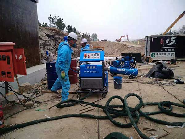 濟(jì)南聚脲噴涂機(jī)(圖2) H5600T濟(jì)南聚氨酯噴涂機(jī)