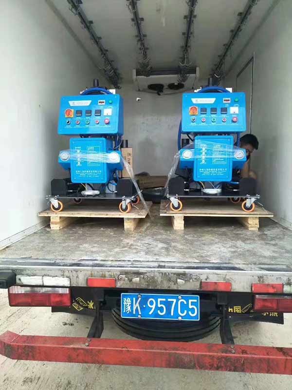 聚氨酯噴涂機(jī)施工冷庫保溫隔熱層可以嗎?(圖1) 兩臺聚氨酯噴涂機(jī)發(fā)貨至河南
