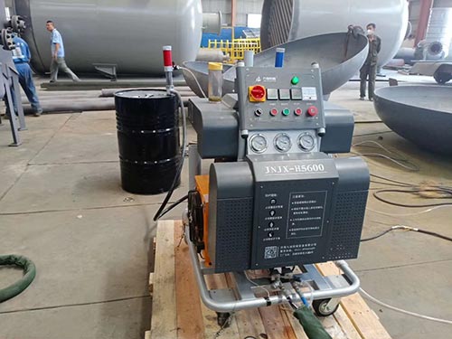 聚脲噴涂機(jī)哪家的好用(圖1) H5600聚脲噴涂機(jī)罐體防腐聚脲施工