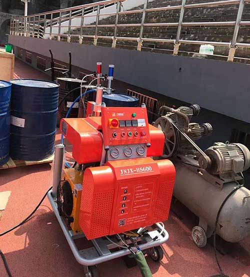 體育看臺(tái)耐磨防腐聚脲涂料噴涂機(jī)(圖1) 體育看臺(tái)耐磨防腐聚脲涂料噴涂機(jī)